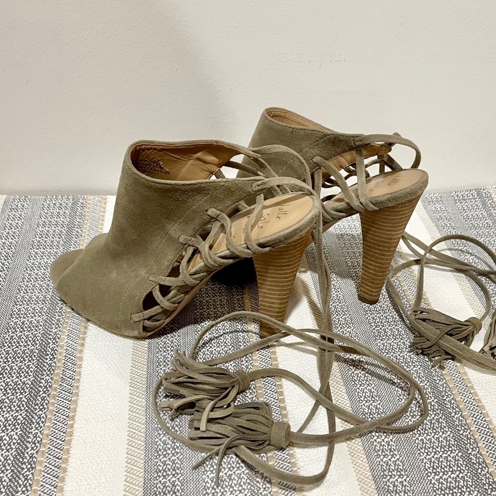 Banana Republic size 7 lace up heels